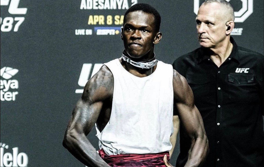 Israel Adesanya em coletiva nas vésperas do UFC 287. Foto: Reprodução/Twitter @stylebender