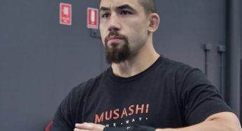 Whittaker viaja para cidade do UFC 298 e revela treinos com veterano dos leves na reta final da preparação