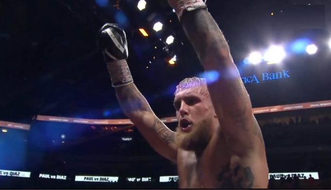 Jake Paul comemora vitória sobre Nate Diaz no boxe. Foto: Reprodução / DAZN