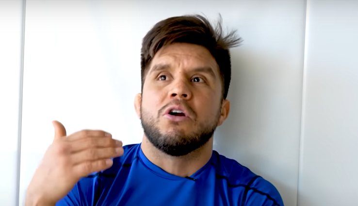 Henry Cejudo questiona saída de Charles do Bronx do UFC 294 por corte no supercílio. Foto: Reprodução/YouTube