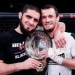 Islam Makhachev (esq.) posa ao lado de Usman Nurmagomedov (dir.). Foto: Reprodução/Instagram