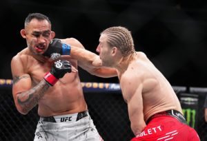 Paddy Pimblett (dir.) e Tony Ferguson (esq.) em luta no UFC 296. Foto: Reprodução/Twitter @UFC