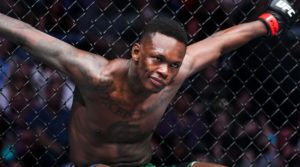 Israel Adesanya em luta no UFC. Foto: Reprodução/Twitter/UFCBrasil