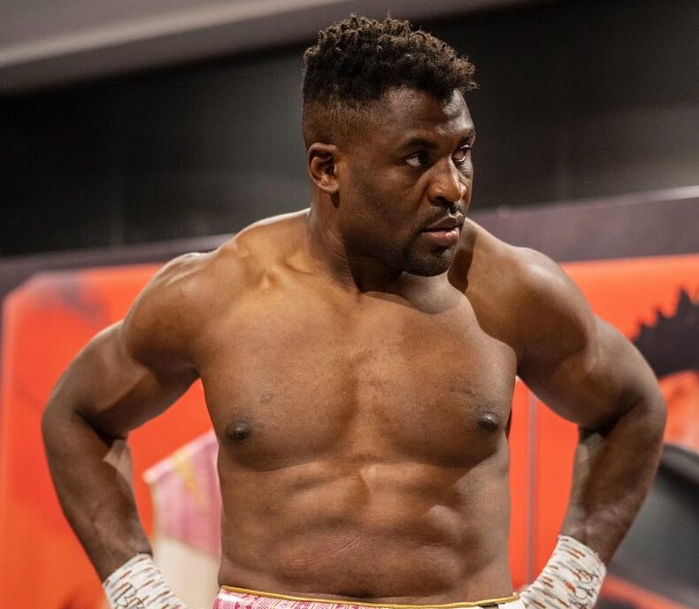 Francis Ngannou em sua segunda apresentação no boxe. Foto: Reprodução/Twitter/@francisngannou