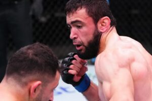 Loik Radzhabov nocauteou Al-Selwadi no UFC Las Vegas 87 (Foto: Instagram/UFCEurasia)