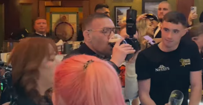 Conor McGregor se rebela contra dieta e brinda retorno ao UFC com cerveja. Foto: Reprodução/YouTube/bloodyelbow