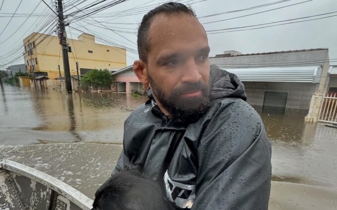 Michel Pereira auxilia no resgate de vítimas das enchentes no Rio Grande do Sul. Foto: Reprodução/Instagram/@michelpereiraufc