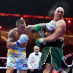 Oleksandr Usyk bateu Tyson Fury em luta no boxe. Foto: Reprodução/Instagram/trboxing