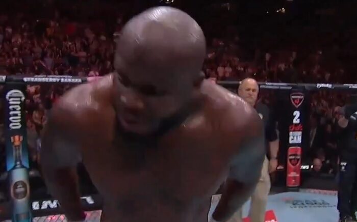 Derrick Lewis causa polêmica com comemoração inusitada e mostra 'partes íntimas' ao público no UFC St. Louis. Foto: Reprodução/UFCEurope