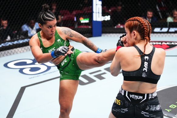 Brasileira se confunde com anúncio e celebra ‘vitória ilusória’ no UFC Louisville. Foto: Reprodução/Twitter/UFC News