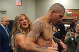Poatan recebe faixa-amarela de judô de Kayla Harrison após nocaute no UFC 303. Foto: Reprodução/Twitter/ESPN