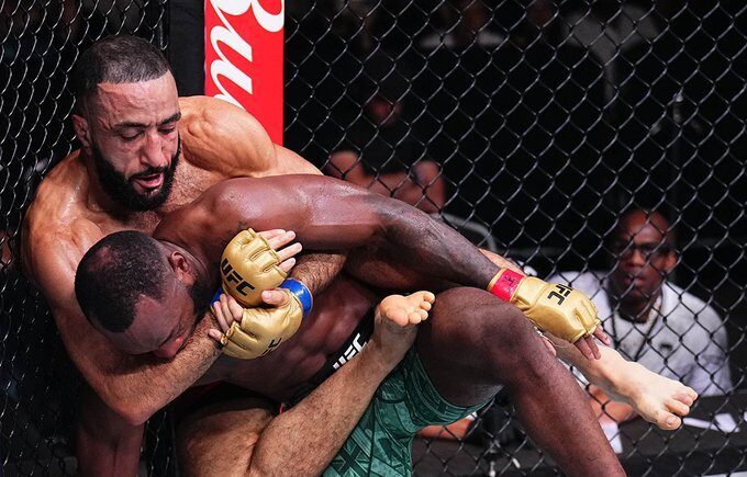 Belal Muhammad domina Leon Edwards, estraga festa inglesa e se torna o novo campeão dos meio-médios do UFC. Foto: Twitter/UFC News