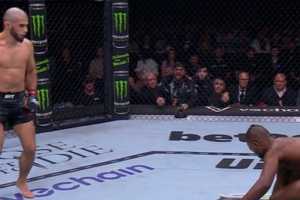 UFC 304: Manel Kape quebra o dedo no meio da luta e tenta consertar sozinho; veja cena. Foto: Reprodução/Twitter