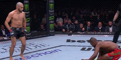 UFC 304: Manel Kape quebra o dedo no meio da luta e tenta consertar sozinho; veja cena. Foto: Reprodução/Twitter