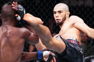 Muhammad Mokaev venceu Manel Kape no UFC 304. Foto: Twitter/UFC News