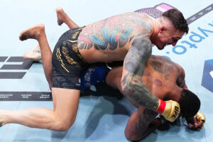 Tom Aspinall vence por nocaute e manda recado a Jon Jones no UFC 304. Foto: Twitter/UFC News