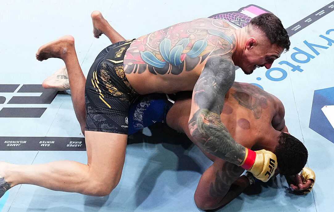 Tom Aspinall vence por nocaute e manda recado a Jon Jones no UFC 304. Foto: Twitter/UFC News