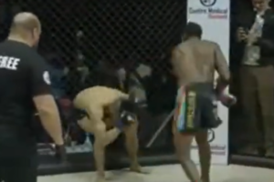 Lutador 'desliga' adversário com joelhada voadora em luta de MMA. Foto: Reprodução/Twitter