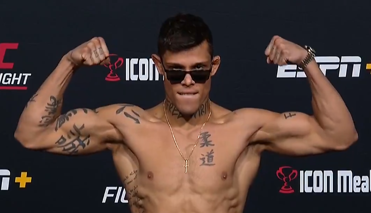 Caio Borralho bate o peso no UFC Vegas 96. Foto: Reprodução/Twitter/UFCBrasil