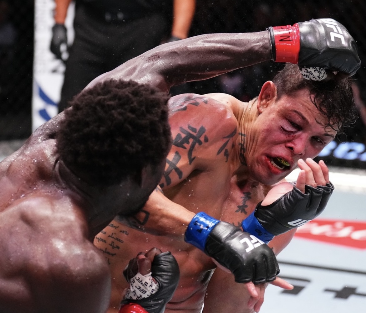 Caio Borralho durante confronto contra Jared Cannonier. Foto: Reprodução/UFC