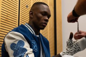 Israel Adesanya é ex-campeão do UFC. Foto: Reprodução/UFC Europe