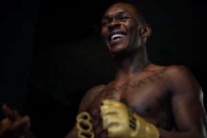 Israel Adesanya faz luta principal do UFC 305. Foto: Reprodução/Twitter/@stylebender