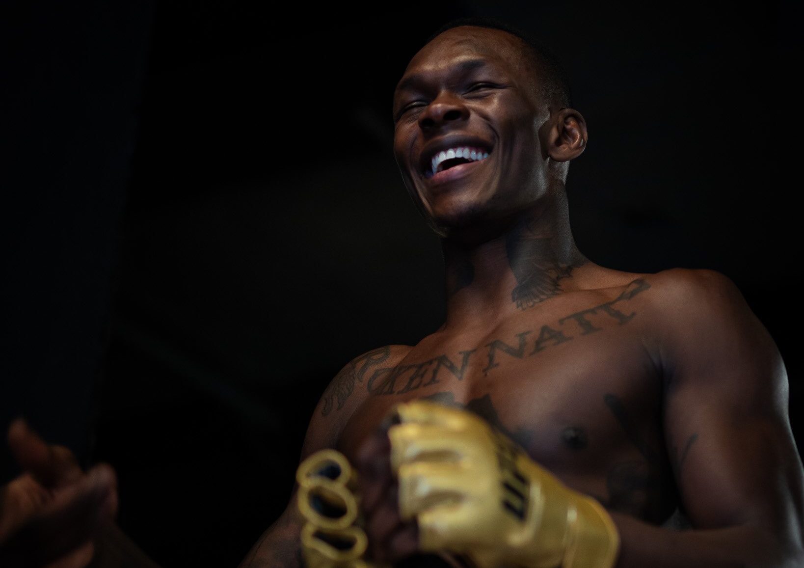 Israel Adesanya faz luta principal do UFC 305. Foto: Reprodução/Twitter/@stylebender