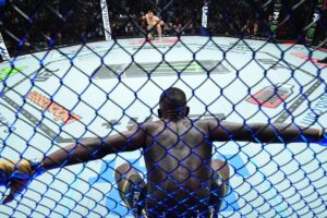 Novo ângulo mostra momento da derrota sofrida por Israel Adesanya em finalização no UFC 305. Foto: Reprodução/Twitter/UFC Europe