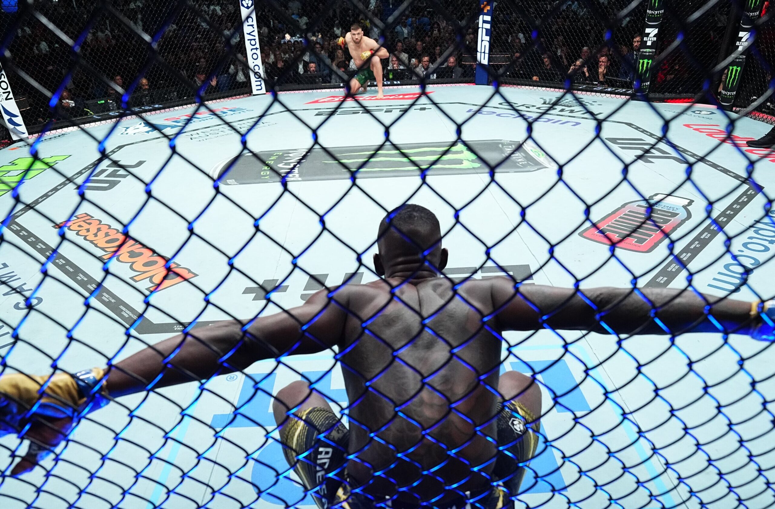 Novo ângulo mostra momento da derrota sofrida por Israel Adesanya em finalização no UFC 305. Foto: Reprodução/Twitter/UFC Europe