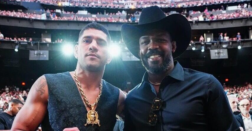 Alex Poatan e Jon Jones posam para fotos no UFC 306 na Esfera. Foto: Reprodução/Instagram/UFContnt