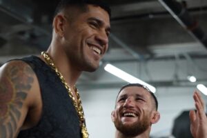 Merab Dvalishvili e Alex Poatan se encontram nos bastidores do UFC 306 na Esfera. Foto: Reprodução/Instagram/UFC