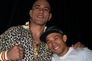 Alex Poatan posa com José Aldo antes do UFC 307. Foto: Reprodução/Instagram/UFC