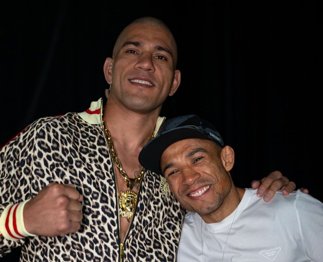 Alex Poatan posa com José Aldo antes do UFC 307. Foto: Reprodução/Instagram/UFC