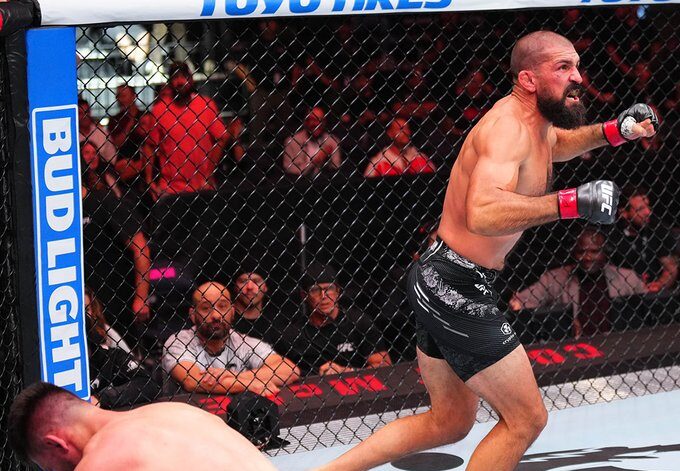 Court McGee finalizou Tim Means no UFC 307 Foto: Twitter/UFC News