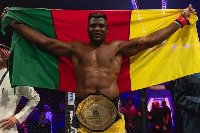 Francis Ngannou após vitória na PFL. Foto: Reprodução/Instagram/@pflsaudiarabia