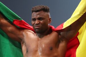 Francis Ngannou chora após vitória na PFL. Foto: Reprodução/Instagram/PFL