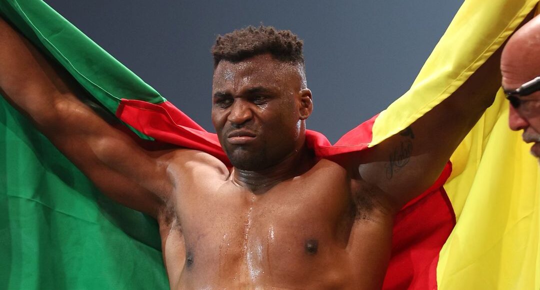 Francis Ngannou chora após vitória na PFL. Foto: Reprodução/Instagram/PFL