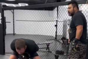 Justin Gaethje toma soco e é derrubado por seu próprio treinador em sparring. Foto: Reprodução/X/justingaethje