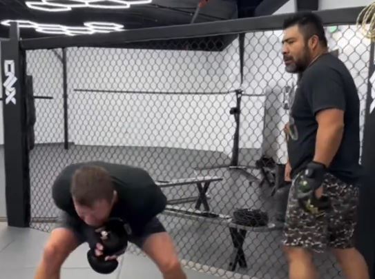 Justin Gaethje toma soco e é derrubado por seu próprio treinador em sparring. Foto: Reprodução/X/justingaethje