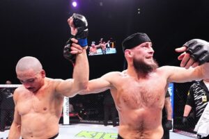 Rinat derrotou o estreante Carlos Leal / Reprodução UFC