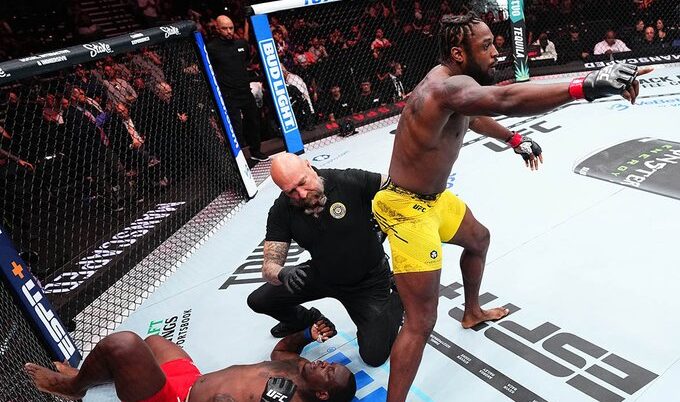 Ryan Spann finalizou Ovince St-Preux no UFC 307 (Foto: Twitter/UFC News)