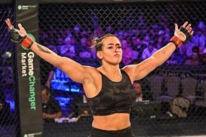 A faixa preta de Jiu-Jitsu Bia Mesquita derrotou a americana Shanelle Butler por finalização no primeiro round.