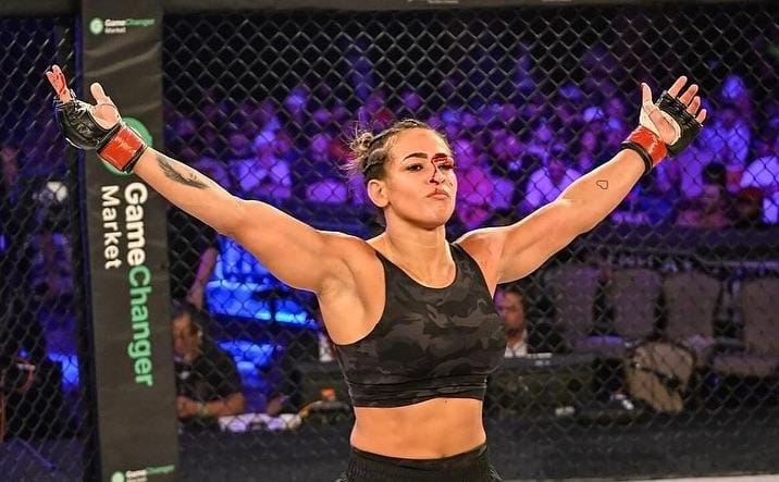 A faixa preta de Jiu-Jitsu Bia Mesquita derrotou a americana Shanelle Butler por finalização no primeiro round.