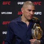 Alex Poatan durante entrevista após defender cinturão no UFC 307 / Reprodução UFC