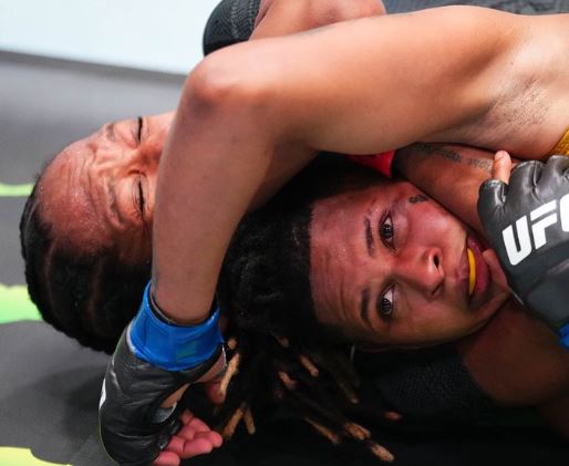 Tamires Vidal foi valente, mas não conseguiu derrotar Joselyne Edwards / Reprodução UFC