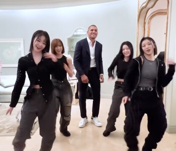 Alex Poatan participa de clipe com grupo feminino de K-pop na Coreia do Sul / Reprodução Instagram TripleS 