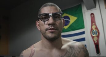 Alex Poatan indica Carlos Prates como ‘Revelação do Ano’ no UFC e brinca: ‘Nocauteia e ainda fuma’