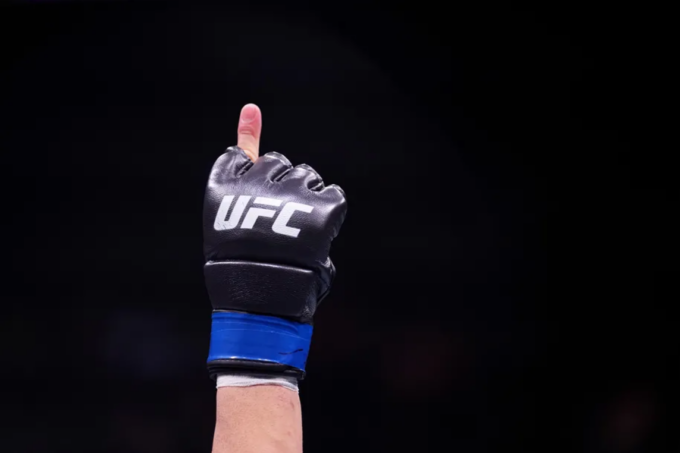 Luva usada até o último sábado (9) no UFC. Foto: Reprodução Chris Unger/Zuffa LLC