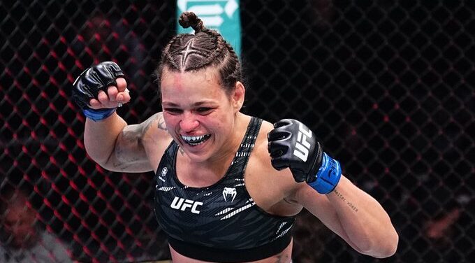 Eduarda Moura ignora lesão, domina rival com vontade de brigar e volta a vencer no UFC 309. Foto: Reprodução/Twitter/UFC News