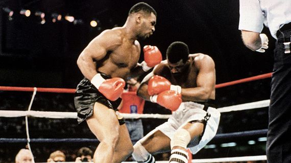 Mike Tyson vence Michael Spinks em 91 segundos. Foto: AP Photo/Richard Drew